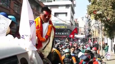  - Dünyanın en yüksek 2. noktasına ulaşarak ilke imza atan Nepalli dağcılar ülkelerinde kahraman gibi karşılandı
