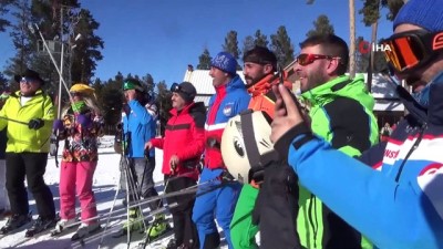 spor merkezi -  Kristal kar üzerinde gitar eşliğinde doyasıya kayak yaptılar Videosu