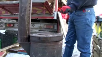 pazar esnafi -  Pazarcılar soğuk havada açık alana kurdukları soba ile ısınıyor Videosu