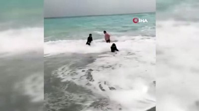  Dalgalı denizde tehlikeli eğlence