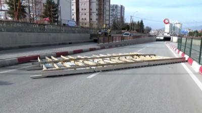  Karaman’da uçan çatı, altgeçidi trafiğe kapattı
