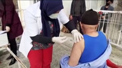  Osmaniye’de 80 yaş üzeri vatandaşlar aşılanıyor