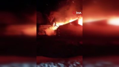 yangina mudahale -  Tek katlı ahşap ev yanarak küle döndü Videosu