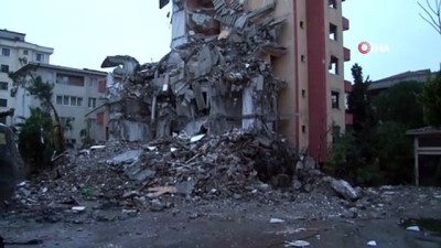 siddetli lodos -  Yıkımı yarım bırakılan binada oluşan göçük, havanın aydınlanmasıyla görüldü Videosu