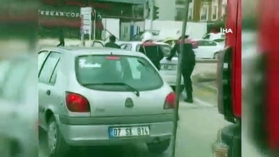 yunus polisi -  Yolda kalan sürücüye polis desteği Videosu