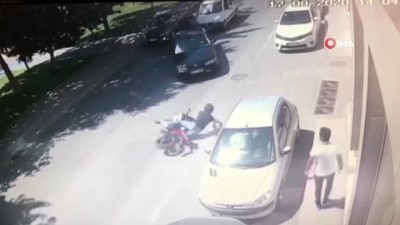  Beyoğlu’nda motosikletlinin metrelerce sürüklendiği kaza kamerada