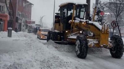  Hakkari Belediyesi'nden karla mücadele çalışması