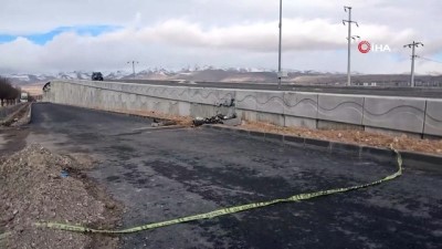  Otomobil inşaat halindeki köprünün duvarına çarptı: 3 ölü