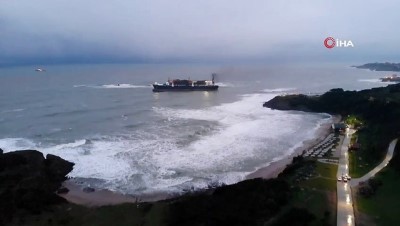 kuru yuk gemisi -  Riva'da karaya oturan gemini gün ağarınca böyle görüntülendi Videosu