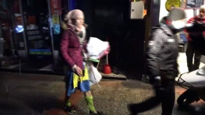 kadin siginma -  Sokakta donmak üzere olan evsiz  kadını polis kurtardı Videosu