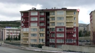  Yozgat’ta şiddetli rüzgar bir apartmanın çatısına zarar verdi