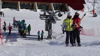 isaf -  - Aldıkları eğitimle pistlerin karını atıyorlar Videosu