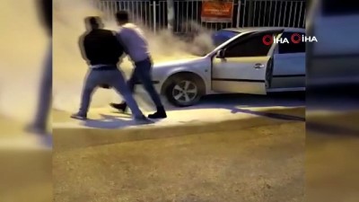  - Bursa'da alev alan otomobili mahalle sakinleri söndürdü