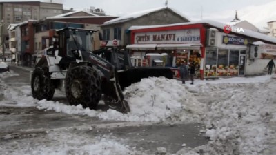  - Hakkari’de kar taşıma çalışmaları sürüyor