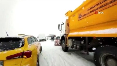  -Kar ve tipinin etkili olduğu Erzincan’da araçlar yollarda mahsur kaldı