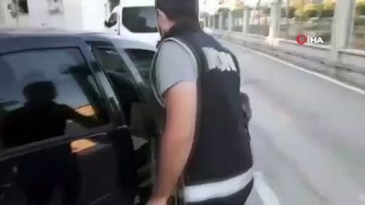 kamu gorevlisi -  - Kısıtlamada silah kaçakçılığı yaparken yakalandılar
- Adana'da sokağa çıkma kısıtlamasında silah kaçakçılığı yaparken yakalanan bir kamu görevlisi ile arkadaşı tutuklandı Videosu