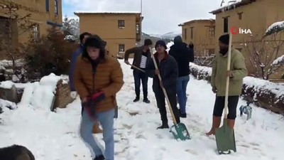 kar ortusu -  - Sonsuz Şükran Köyü’nde toprak damlı kerpiç evlerde kar küreme mesaisi Videosu