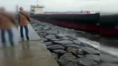 argo -  Zeytinburnu’nda demirli olan gemi fırtına nedeniyle karaya oturdu Videosu