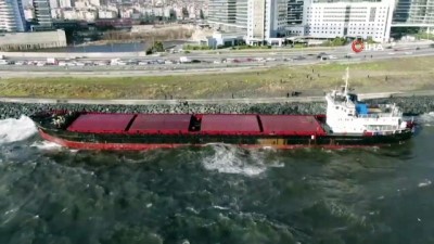 kargo gemisi -  Zeytinburnu’nda demirli olan gemi fırtına nedeniyle karaya oturdu Videosu