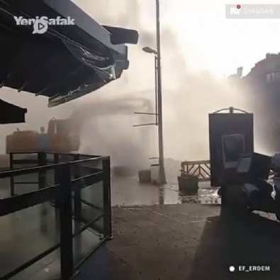 Üsküdar'da İSKİ ekiplerinin çalışması sırasında su borusu patladı!