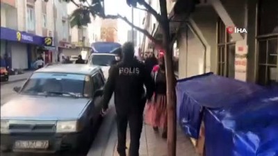 cay bahcesi -  Sokakta çay içerken yakalandılar, polisten böyle kaçmaya çalıştılar Videosu