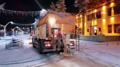  Bayburt ve Erzincan’da belediye ekiplerinden kar mesaisi