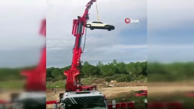 grup genc -  Antalya'da vinçle 30 metreye çıkartılan otomobilde tehlikeli eğlence Videosu