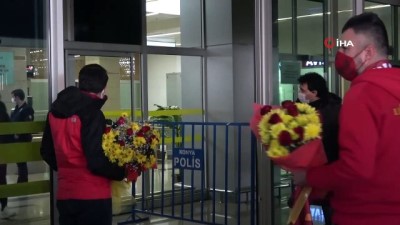 takim otobusu - Galatasaray kafilesi Konya’ya geldi Videosu