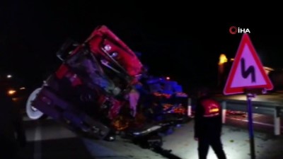 direksiyon -  Çanakkale’de meyve yüklü kamyon yan yattı, ortalık savaş alanına döndü Videosu