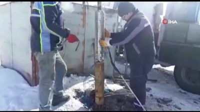 su sebekesi -  Eksi 30 derece soğukta donan su borusunu açmak için seferber oldular Videosu