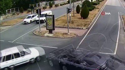 trafik isigi -  Emniyet kemeri takmayan kadın, otomobilden böyle fırladı Videosu