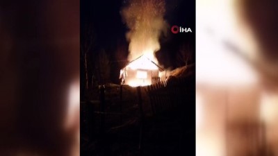  Tek katlı ev alev alev yandı