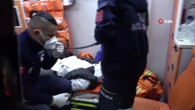 elektrik diregi -  Elektrik direğine çarpan otomobil hurdaya döndü: 1 ağır yaralı Videosu