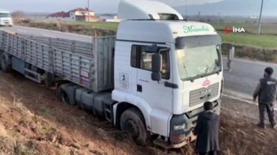 tarim arazisi -  Kontrolden çıkan tır, tarım arazisine girerek durabildi Videosu