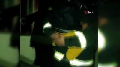 yangina mudahale -  Van’da ev yangını: Dumandan etkilenen 7 kişiyi itfaiye kurtardı Videosu