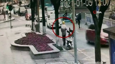 yasli adam -  - Yolun karşısına geçmeye çalışan yaşlı adamı sırtında taşıdı Videosu