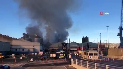 irlanda -  - İrlanda'nın Cork Limanında büyük yangın Videosu