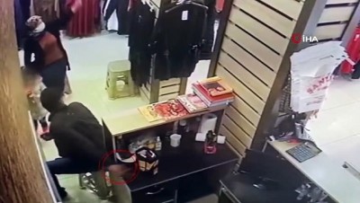 kiz cocugu -  Tekerlekli sandalyeli cep telefonu hırsızları kamerada Videosu