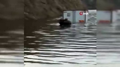  Baraj sularının ortasında kalan sürücüyü güvenlik korucuları kurtardı