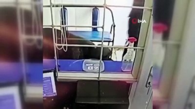 soygun -  - Kazakistan'da hırsızlar mikrokredi ofisini benzin dökerek soydu Videosu