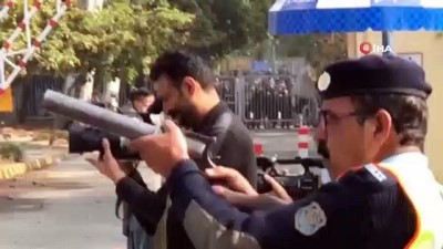 islamabad -  - Pakistan’da protesto düzenleyen memurlara polisten sert müdahale Videosu