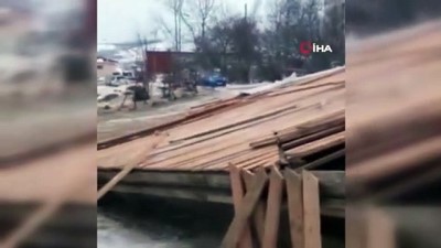 demir korkuluk -  - Rusya'da fırtınaya yakalananlar tabelalara sarıldı
- Şiddetli fırtınada ayakta durma çabaları kamerada Videosu