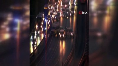  E-5 Sefaköy- Edirne istikametinde minibüs bariyerlere çarptı. Trafik durma noktasına geldi