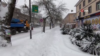 kar temizleme -  - Bulgaristan’da kar yağışı nedeniyle Türkiye plakalı 30 tır mahsur kaldı Videosu