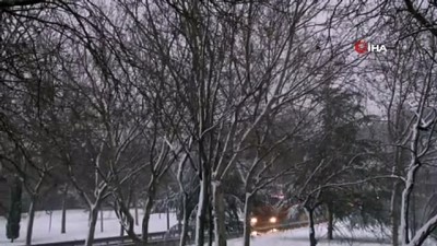  İstanbullular güne karla uyandı
