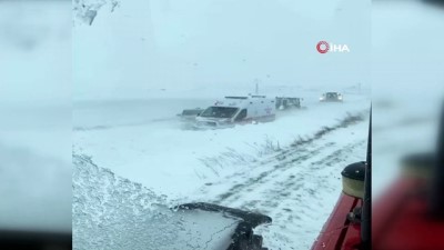  Kar yarım metreyi buldu: Yolda kalan araçları traktörler kurtardı