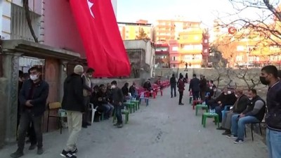  Siirtli şehidin evine dev Türk bayrağı asıldı
