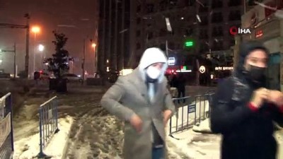 Taksim Meydanı kar yağışı ile birlikte beyaza büründü