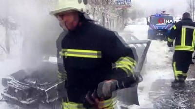 guvenli bolge -  - Alev alan araç yanarak kullanılamaz hale geldi Videosu