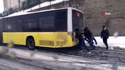  Başakşehir’de araçlar mahsur kaldı... Yolda kalan otobüsü vatandaşlar kurtarmaya çalıştı
